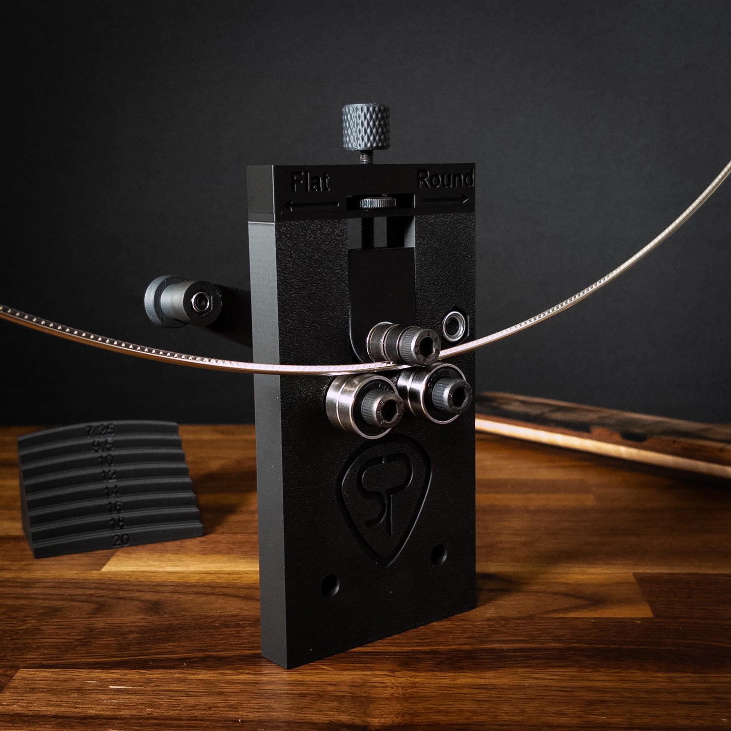 Guyker Guitarra Fretwire Bender - Herramienta para doblar y enderezar alambre de trastes para ajustadores de radián de guitarra y bajo, reparación y mantenimiento, rojo